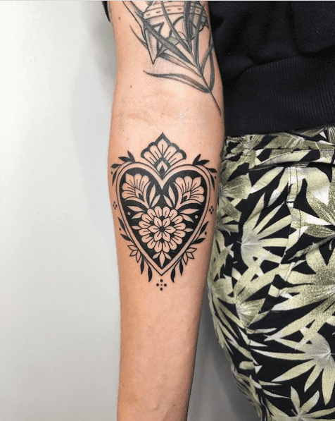 Black/grey neo traditional sacred heart & rose, by Matheus Amorim,  apprentice, Ferry Street Ink, Everett, MA : r/TattooApprentice
