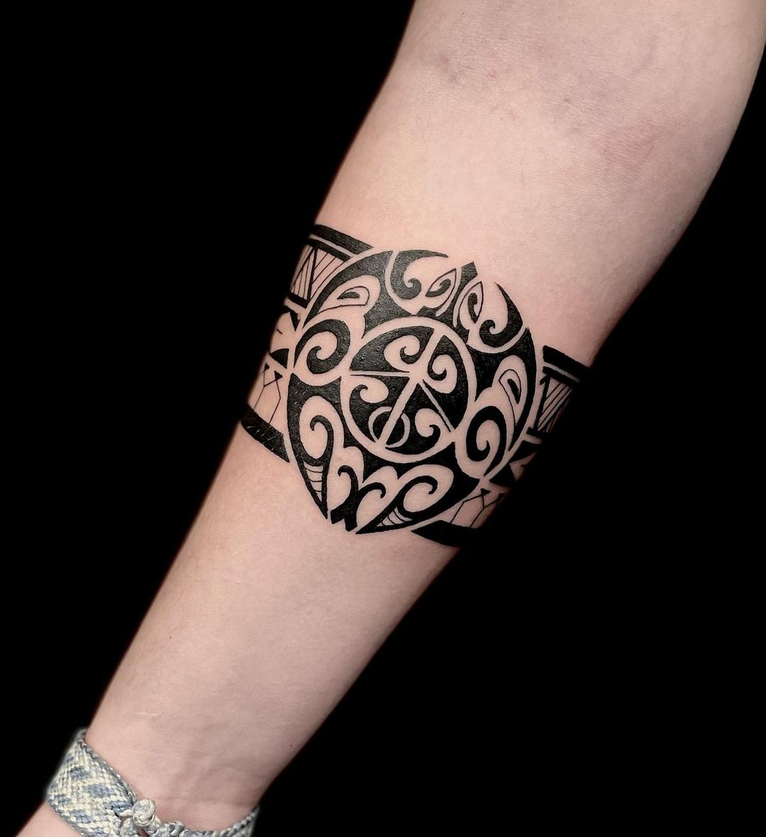 Seamless geometric ornament border isolated on white background. Maori  polynesian tattoo bracelet. Tribal sleeve seamless pattern vector. Tribal  tattoo design fore arm or foot. Stock Vector | Adobe Stock