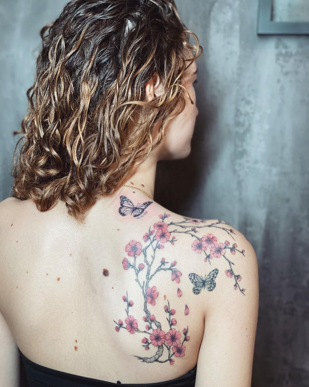 80 Beautiful Back Shoulder Tattoo Designs - TattooBlend