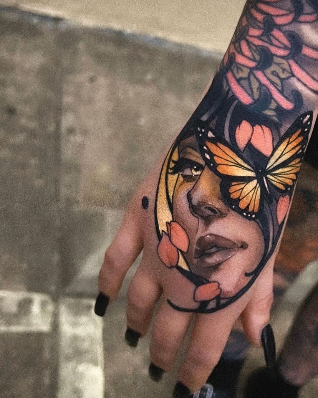 20 Powerful Hand Tattoos for Women