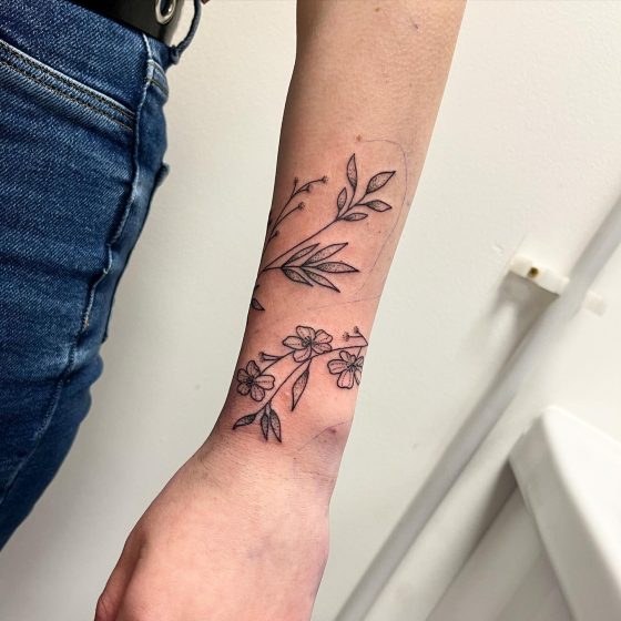 30+ Simple Flower Vine Tattoos For Understated Beauty • Body Artifact