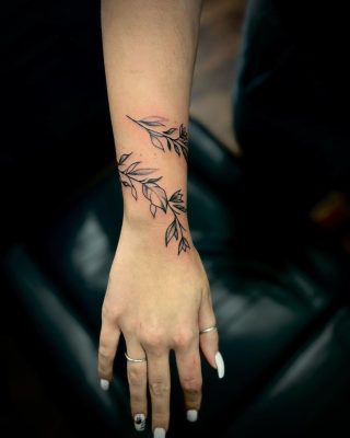 30+ Simple Flower Vine Tattoos For Understated Beauty • Body Artifact